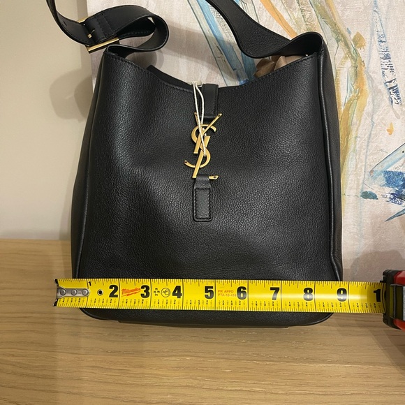 Saint Laurent LE 5 À 7 SUPPLE SMALL IN GRAINED LEATHER
BLACK - Picture 8 of 9